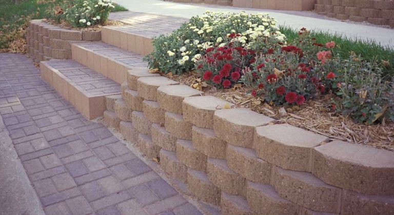 Block retaining wall with built-in steps